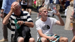 In Rom stöhnen Touristen unter der Hitze - auf Sardinien könnte in den nächsten Tagen sogar die höchste jemals in Europa gemessene Temperatur überschritten werden. (Bild: Associated Press)