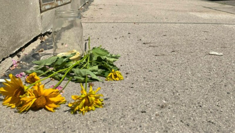 An der Unfallstelle wurden Blumen für die Verstorbene auf den Boden gelegt. (Bild: Stefan Steinkogler)