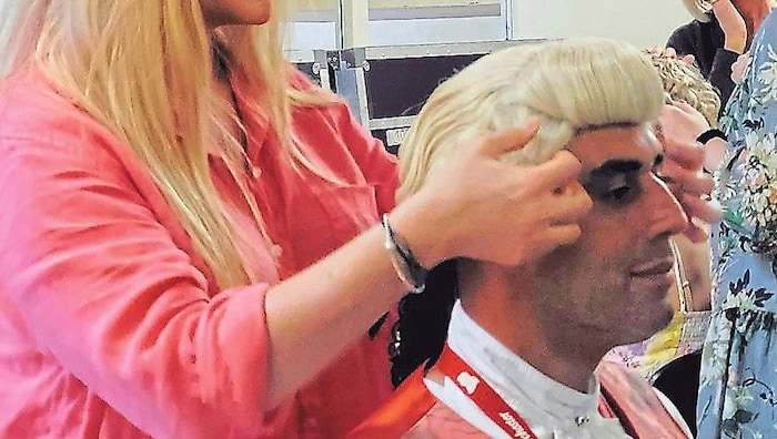 Zweimal am Tag kommt eine eigene Friseurin vorbei. Die Perücke kann nämlich nicht alleine ...