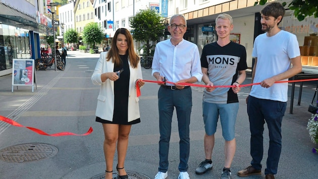 Simone Zangerl (TVB), BM Herbert Mayer, Mathias Weinseisen (Wirtschaft) und Florian Schweiger (v. li.) beim Eröffnen und Enthüllen der Fußgängerzone. (Bild: Daum Hubert)