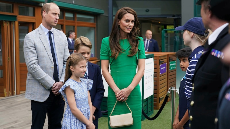 Tavaly Kate hercegnő a gyermekeivel, György és Charlotte-tal, valamint férjével, Vilmossal vett részt a wimbledoni tenisztornán. (Bild: APA/Victoria Jones/Pool photo via AP)
