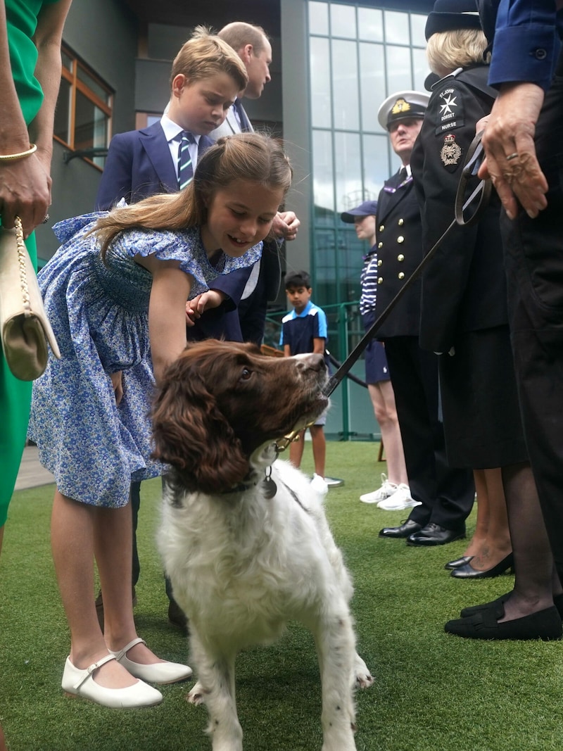 Prinzessin Charlotte schloss mit Polizeihund „Stella“ Freundschaft. (Bild: Victoria Jones / PA / picturedesk.com)