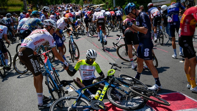 Massensturz bei der Tour de France (Bild: Copyright 2023 The Associated Press. All rights reserved)