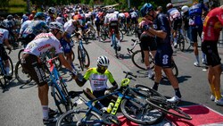 Massensturz bei der Tour de France (Bild: Copyright 2023 The Associated Press. All rights reserved)