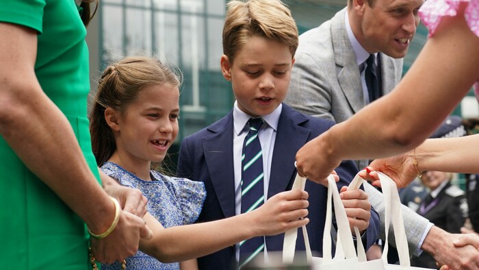 Ein Überraschungssackerl entlockte sogar Prinz George ein kleines Lächeln.