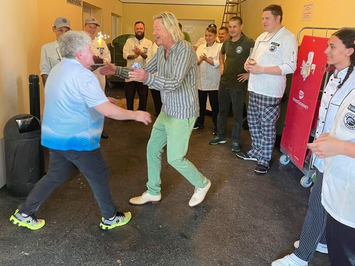 Karl Reiter gratuliert Abwäscherin Christa zum Geburtstag.