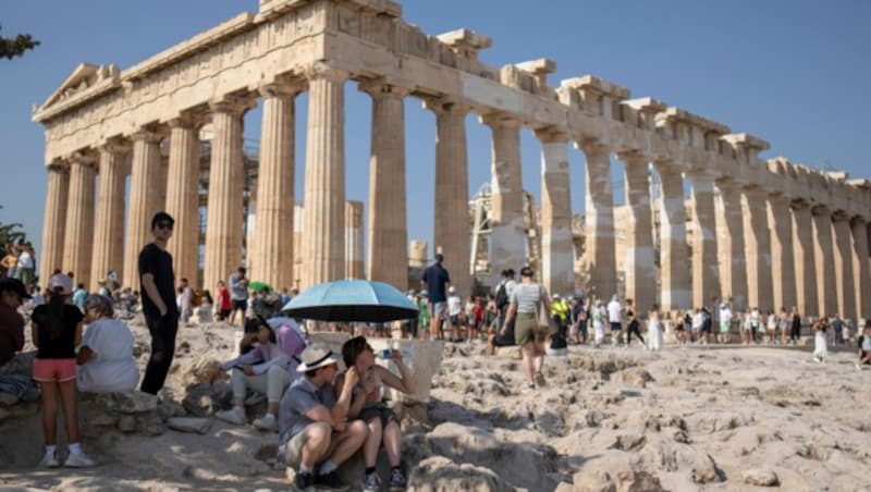 Dier Akropolis in Athen war zwischendurch aufgrund der extremen Hitze sogar geschlossen worden. (Bild: AP)