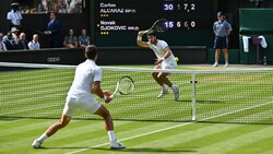 Carlos Alcaraz (r.) gegen Novak Djokovic (l.) (Bild: APA/AFP/Glyn KIRK)