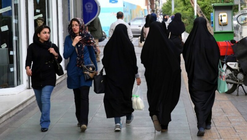 Immer mehr Frauen im Iran hatten sich gegen die strenge Kleiderordnung gewehrt. (Bild: AP)