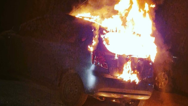 Feuerinferno: Der Wagen wurde durch die Attacke völlig zerstört. (Bild: FF Großpetersdorf)
