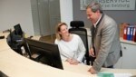 In Hof bei Salzburg kann sich Bürgermeister Thomas Ließ zumindest auf seine Mitarbeiterin Katharina verlassen. (Bild: Tschepp Markus)