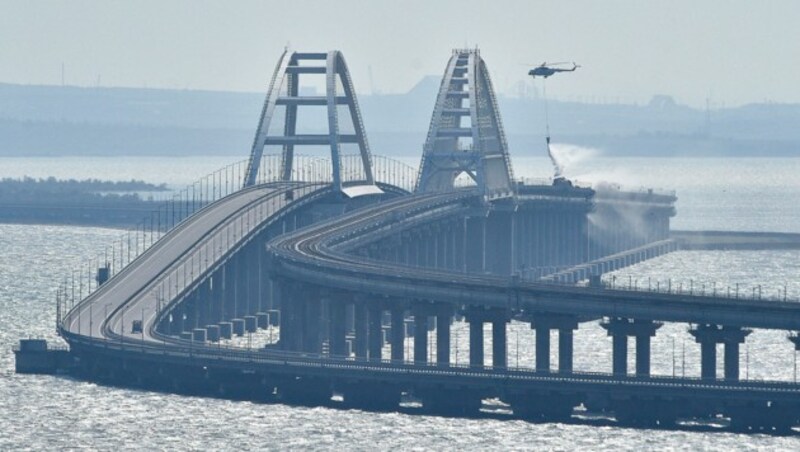 Auf der Krim-Brücke, die die russische Region Krasnodar mit der Schwarzmeerhalbinsel Krim verbindet, hat es in der Nacht mehrere Explosionen gegeben. (Bild: Associated Press)