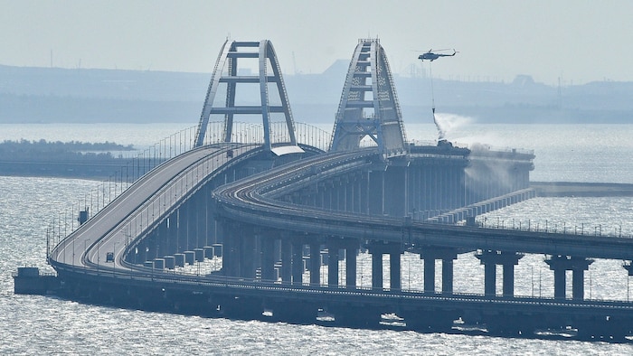 Auf der Krim-Brücke, die die russische Region Krasnodar mit der Schwarzmeerhalbinsel Krim ...