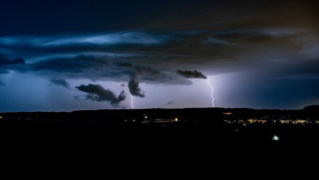 Schön anzusehen, aber gefährlich, war das Gewitter in der Nacht auf Montag. (Bild: TEAM FOTOKERSCHI / KERSCHBAUMMAYR)