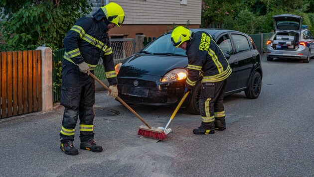 Die Feuerwehr musste die Unfallstelle säubern. (Bild: fotokerschi.at)