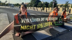 Zuerst wurde gegen 7.30 Uhr der Verkehr im Bereich Schönbrunn lahmgelegt. (Bild: Letzte Generation AT)