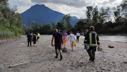 Zahlreiche Einsatzkräfte waren am Sonntagnachmittag am Fundort. (Bild: zoom.tirol)