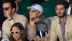 Ariana Grande mit Jonathan Bailey und Andrew Garfield in Wimbledon (Bild: APA/AP Photo/Alastair Grant)