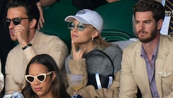 Ariana Grande mit Jonathan Bailey und Andrew Garfield in Wimbledon (Bild: APA/AP Photo/Alastair Grant)