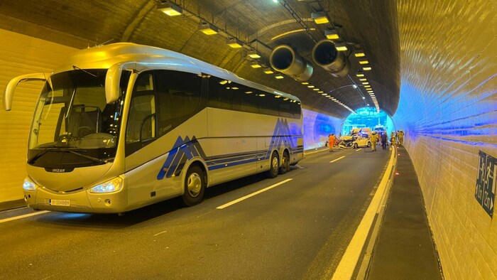 Der Bus im Tunnel nach dem Unfall.