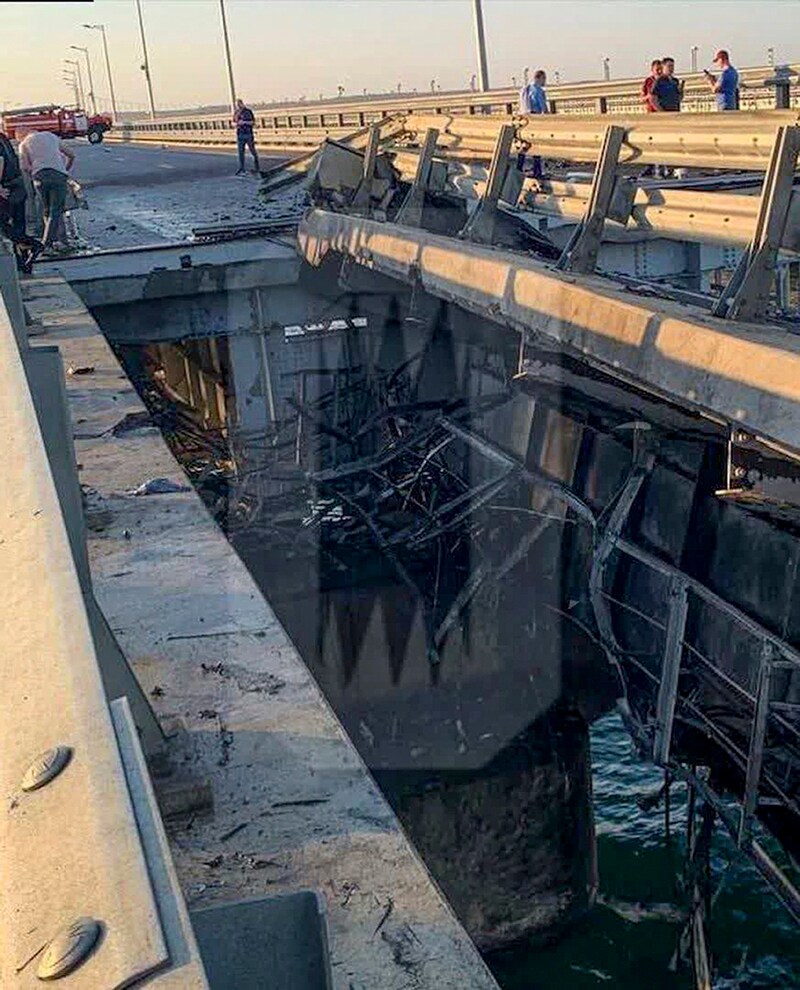 Dieses am Montag veröffentlichte Foto zeigt Schäden auf der Krim-Brücke. (Bild: Associated Press)