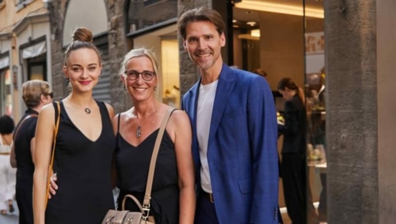 Laura Bilgeri mit Claudia und Paul Mathis Weirather vor der Boutique in Florenz. (Bild: zvg/Weirather Uhren Schmuck)