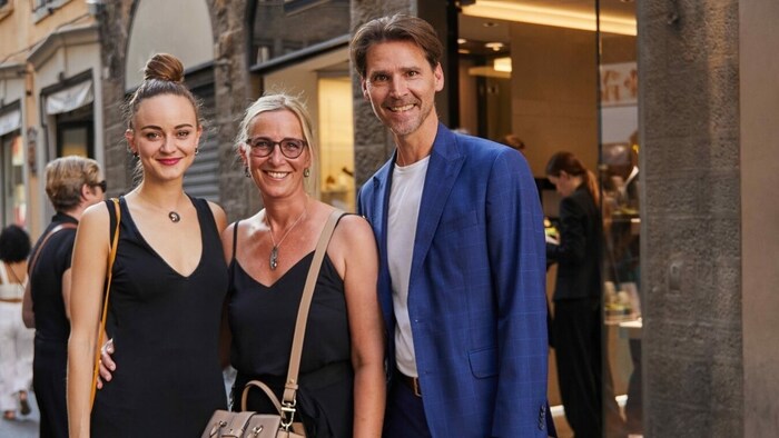 Laura Bilgeri mit Claudia und Paul Mathis Weirather vor der Boutique in Florenz.