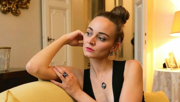 Laura Bilgeri wurde im Palazzo Gondi abgelichtet. Sie trägt eine neue Serie der Marke „Dune Precious“ in dem Goldton „Black Lava“. (Bild: Marco Mori)