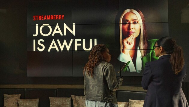 In der „Black Mirror“-Episode „Joan is awful“ fertigt eine KI quasi in Echtzeit aus dem Leben realer Personen neuen Stoff für eine Serie. (Bild: 2023 Netflix, Inc.)