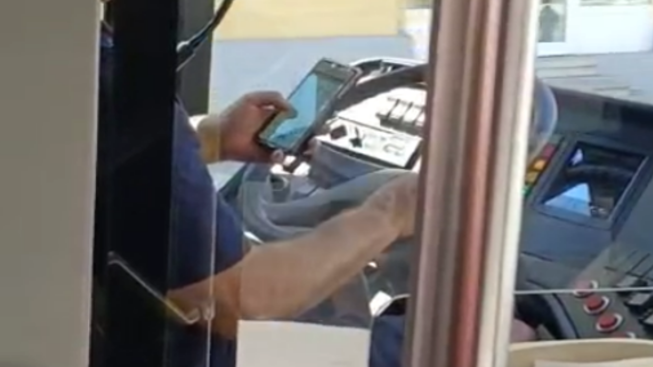Szenen aus dem Video zeigen den Busfahrer mit dem Handy am Steuer. (Bild: „Krone“-Leserreporter)
