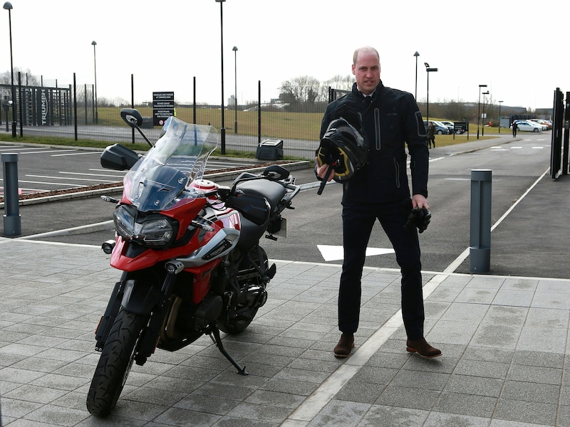 Seine royalen Pflichten können leider nur schwer mit einem Zeitaufwändigen Hobby in Einklang gebracht werden. Und auch die Sicherheit des künftigen Königs wird beim Motorradfahren gefährdet. (Bild: ROTA / Camera Press / picturedesk.com)