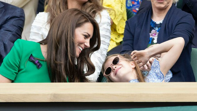 Prinzessin Charlotte kasperte bei ihrem Wimbledon-Debüt mit Mama Kate herum. (Bild: Stephen Lock / Eyevine / picturedesk.com)