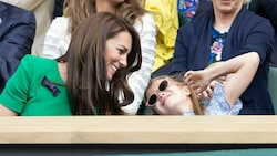 Prinzessin Charlotte kasperte bei ihrem Wimbledon-Debüt mit Mama Kate herum. (Bild: Stephen Lock / Eyevine / picturedesk.com)
