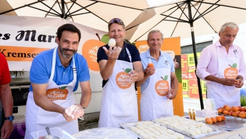 Auch Sponsoren drehten fleißig Knödel (Bild: Attila Molnar)