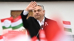 Der ungarische Machthaber Viktor Orbán braucht dringend Geld. (Bild: AFP)