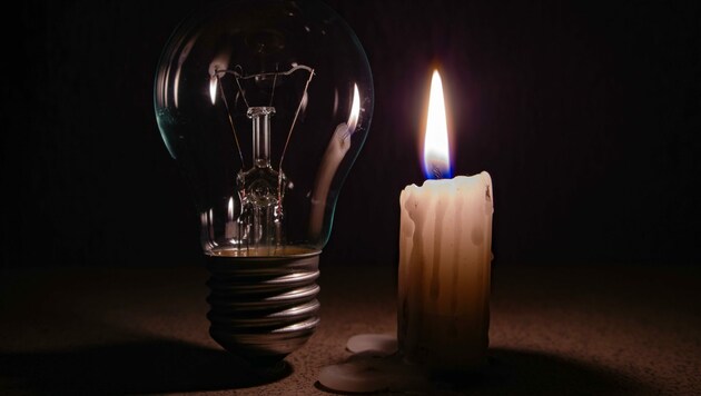 Kerze statt Glühbirne hieß es drei Tage lang in einem Haus im Bezirk Baden. (Bild: stock.adobe.com)