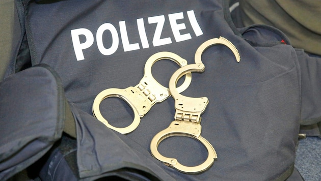 Gleich zweimal klickten in Klagenfurt die Handschellen (Symbolbild). (Bild: Rojsek-Wiedergut Uta)