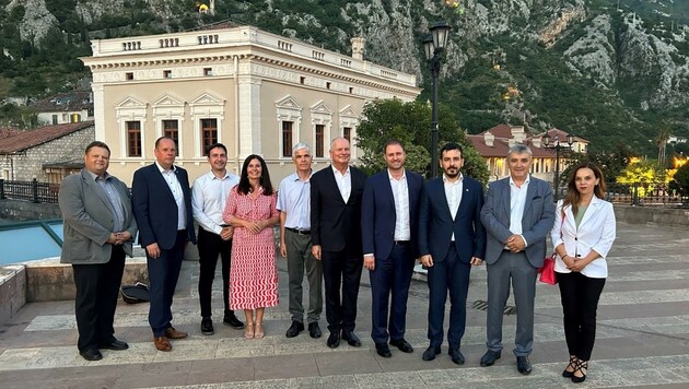 Christian Sagartz (4. v. re.) mit Delegation aus dem Burgenland zu Besuch bei dem Bürgermeister von Kotor, Vladimir Jokic (3. v. re.) (Bild: Schulter Christian)