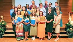 Ein Teil der Absolventen mit Lehrenden am AZW beim Abschlussfest. (Bild: AZW)