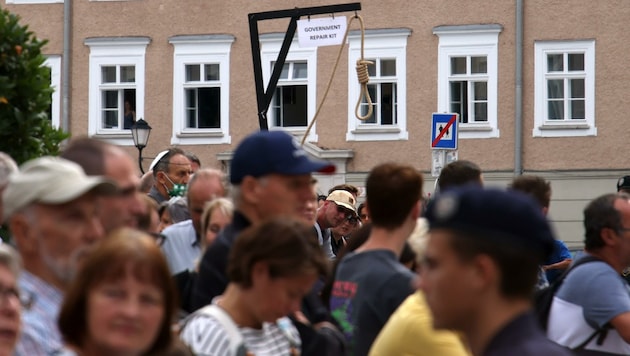 Galgen und Strick waren kein Teil der Inszenierung - Protestierende brachten sie vors Festspielhaus (Bild: Tröster Andreas)