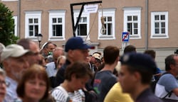 Galgen und Strick waren kein Teil der Inszenierung - Protestierende brachten sie vors Festspielhaus (Bild: Tröster Andreas)