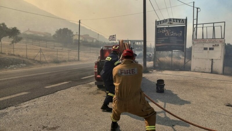 Kampf gegen die Flammen rund 50 Kilometer von Athen entfernt (Bild: APA/AFP/Spyros Bakalis)