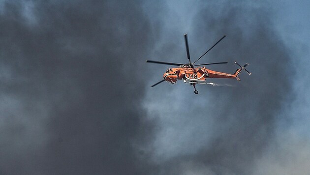 Sieben Löschflugzeuge und vier Hubschrauber standen im Einsatz. (Bild: APA/AFP/Spyros Bakalis)