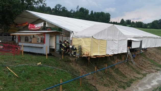 Das Festzelt des St. Magarethener Nachkirchtags wurde geflutet, das Fest abgesagt. (Bild: Bachhiesl)