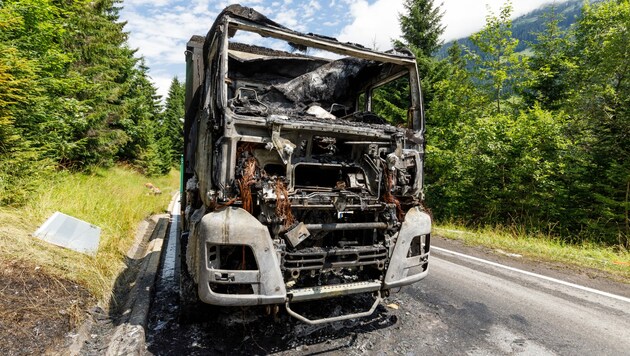 Der bergwärts fahrende Lkw brannte komplett aus. (Bild: Bernd Hofmeister)