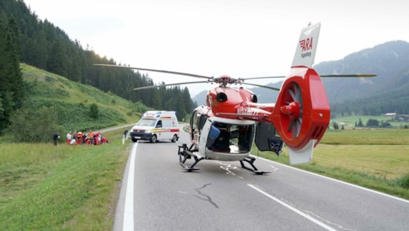 Die Straße war für gut eine Stunde komplett gesperrt. (Bild: zoom.tirol)