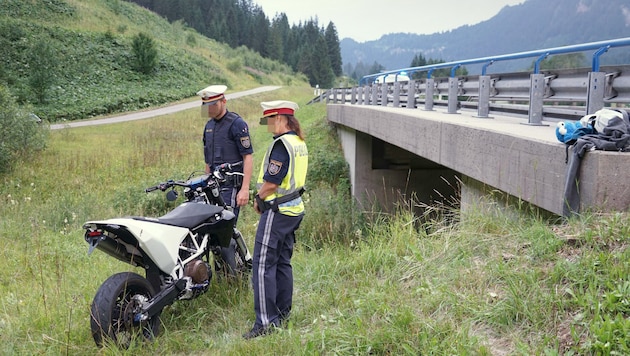 Unterhalb der Straße blieb der junge Mann schwer verletzt liegen. (Bild: zoom.tirol, Krone KREATIV)