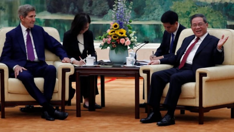 John Kerry mit Chinas Regierungschef Li Qiang (Bild: AFP)