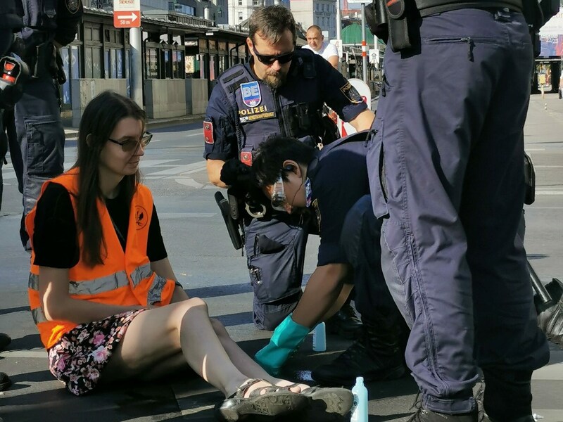 Auch Martha Krumpeck war wieder Teil der Protestaktion in Wien. (Bild: Letzte Generation)