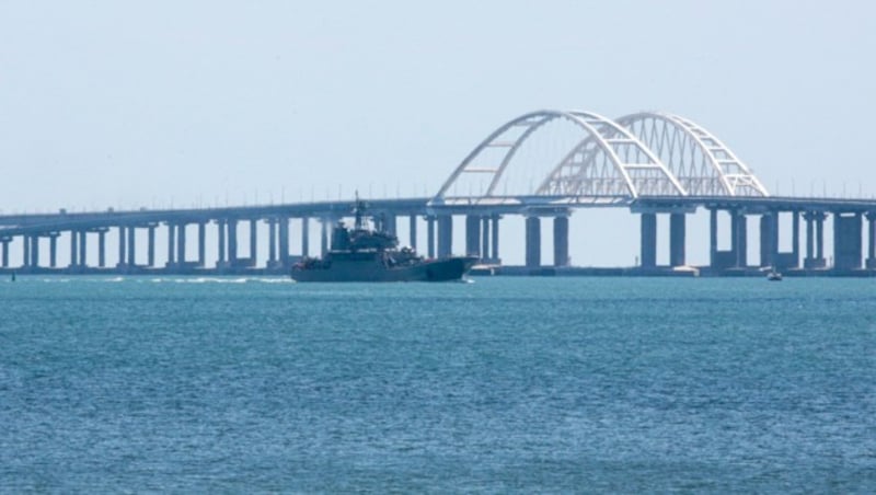 Die Krim-Brücke ist die längste Brücke Europas und verbindet die von Russland annektierte ukrainische Schwarzmeerhalbinsel Krim mit der russischen Region Krasnodar. (Bild: ASSOCIATED PRESS)